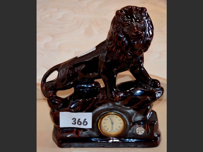 VINTAGE CERAMIC LION MANTLE CLOCK, 27 x 8 x 31cm