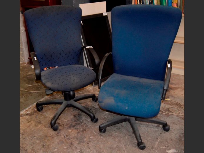 LOT: 2 x BLUE SWIVEL OFFICE CHAIRS [Need a clean]