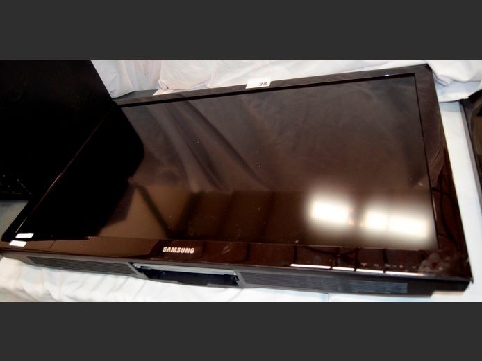 SAMSUNG 40" LCD TV [Dead, Screen cracked] ### LICENCE PLEASE ###