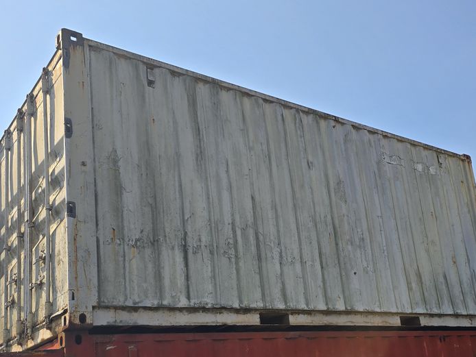 6M STORAGE CONTAINER (WHITE) ROOF RUSTY
