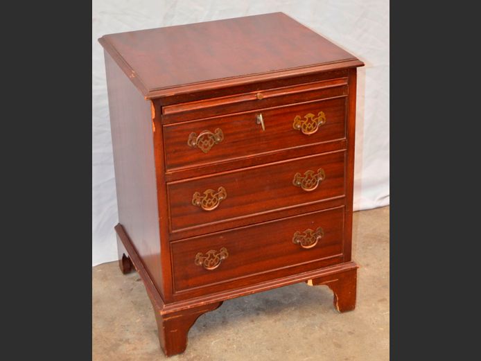 MAHOGANY FINISH 3-DRAWER PEDESTAL, 46 x 41 x 60cm [Some losses]