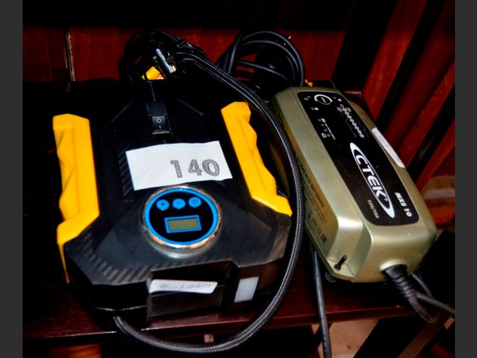 C-TEK BATTERY CHARGER & A 12V TYRE PUMP [Switch on]