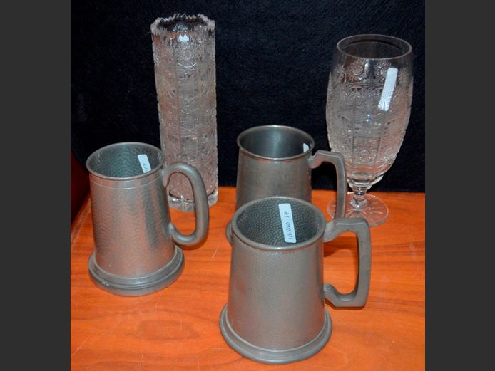 LOT: 2 x CRYSTAL VASES & 3 x VINTAGE PEWTER BEER MUGS