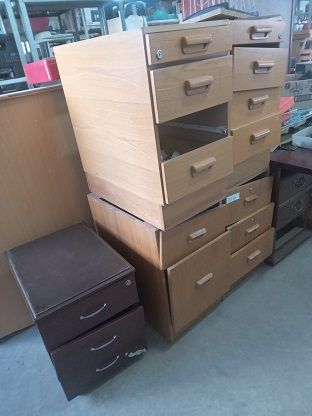 Assorted office pedestals
