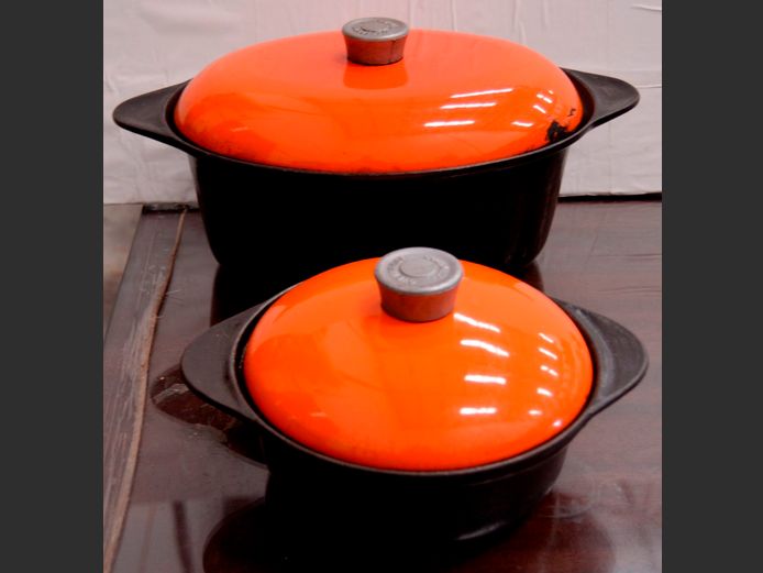 LOt OF 2: COOKWELL OVEN PROOF CAST IRON POTS WITH LIDS, 31 x 25cm & 20cm Diameter