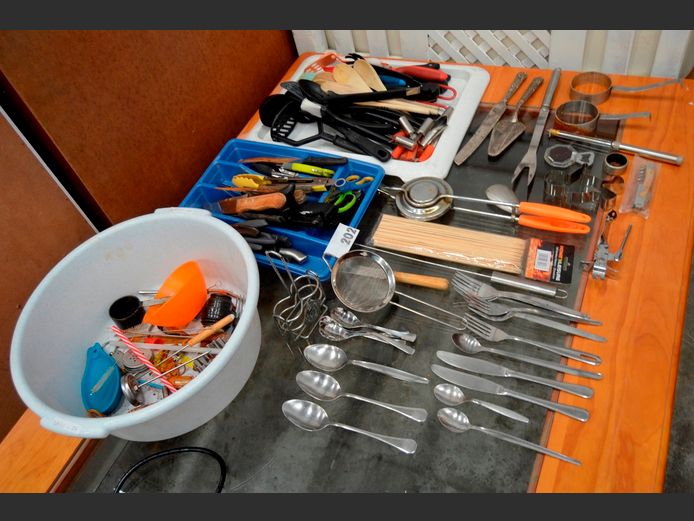 LARGE LOT: CUTLERY, KITCHEN UTENSILS, CUTLERY TRAY, JAFFLE IRON, etc