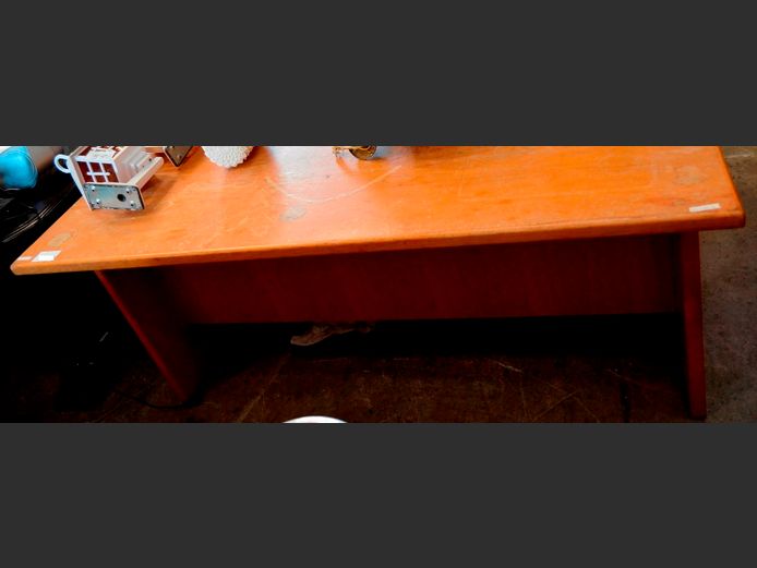 OAK FINISH DESK, 162 x 92 x 74cm [Watermarks] [#: 403626922]