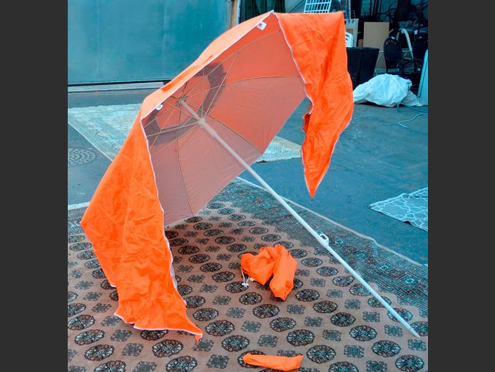 BEACH UMBRELLA WITH SHELTER FUNCTION