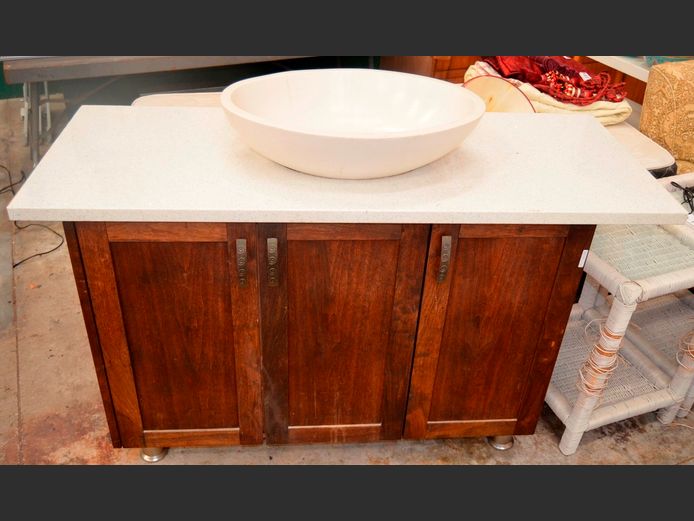 STAINED OAK 3-DOOR BATHROOM CABINET WITH MARBLE TOP & OVAL BASIN, 136 x 54 x 88cm