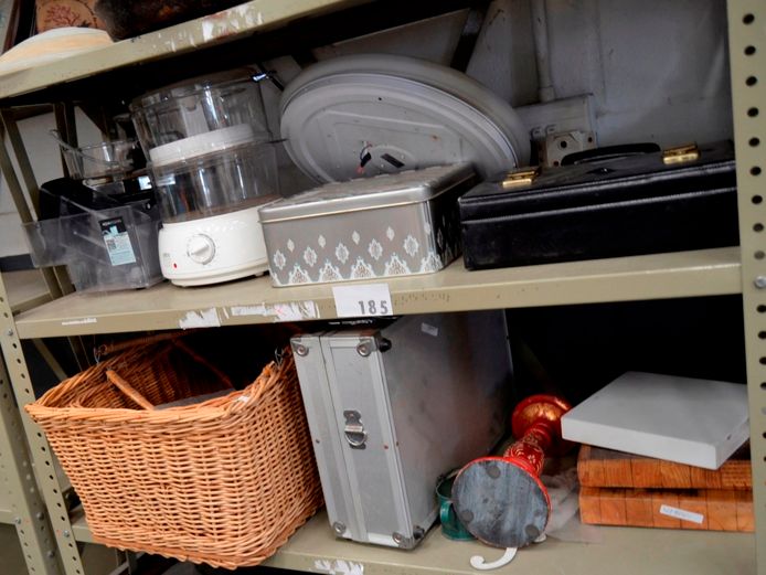 LOT ON 2 SHELVES: CAST IRON SKILLET, ALUMINIUM CASE, WICKER BASKETS, etc