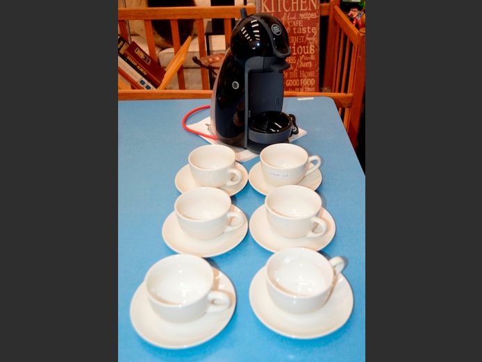 NESCAFE DOLCE GUSTO BLACK COFFEE MACHINE [Switches on, untested further] & SET OF 6 WHITE CUPS & SAUCERS [91A,208]