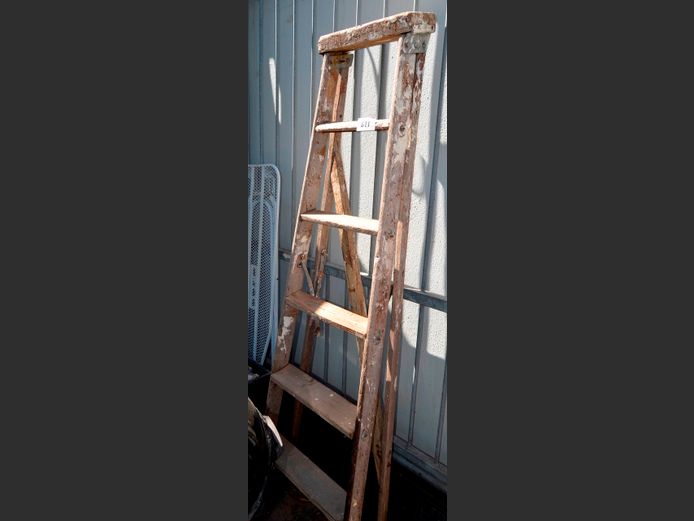 WOODEN 5-STEP LADDER