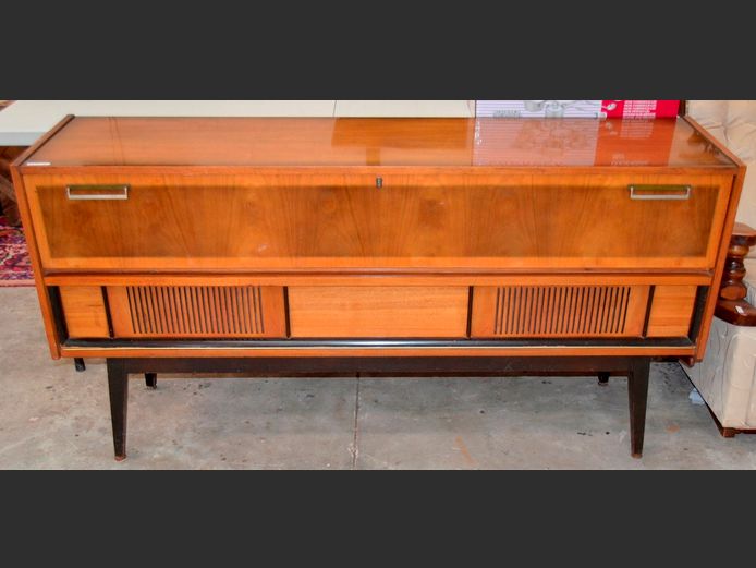 BLAUPUNKT INTERNATIONAL RADIO IN SAPELE MAHOGANY CABINET, 152 x 38 x 78cm [Switches on]