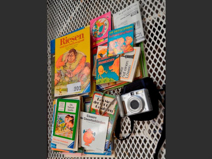 ASSORTED CHILDREN'S BOOKS & A CANON CAMERA [Untested]