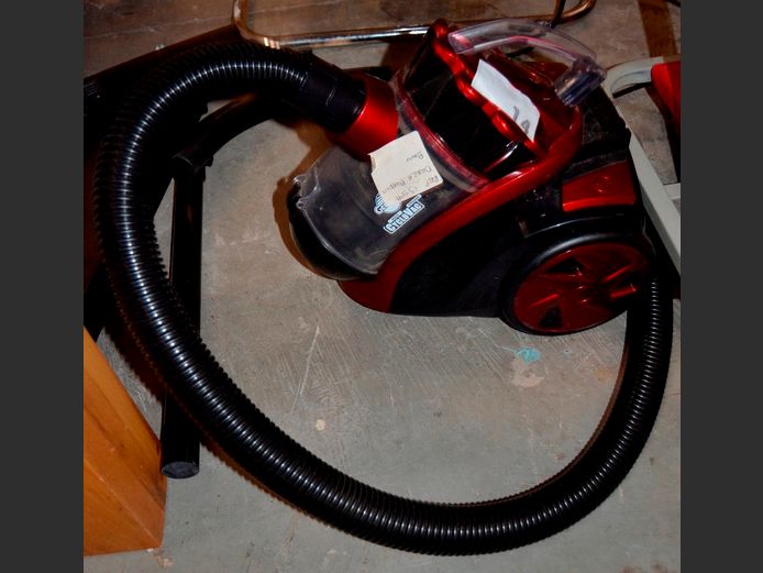 GENESIS CYCLOVAC VACUUM CLEANER WITH PIPES [Switches on, untested further]