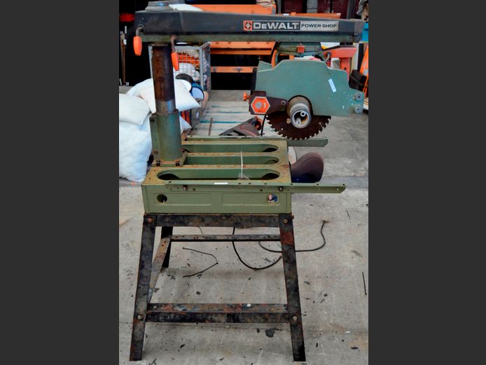 DEWALT DW125 RADIAL ARM SAW, 73 x 64 x 130cm [Switches on, untested further]
