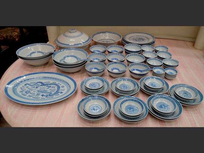 JINGDEZHEN BLUE & WHITE DRAGON DETAILED 77-PIECE PART DINNER SERVICE