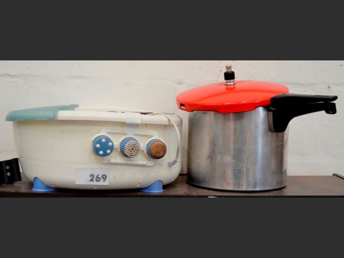 LOT: PRESSURE COOKER & INFRARED FOOTSPA [Switches on, Untested further]
