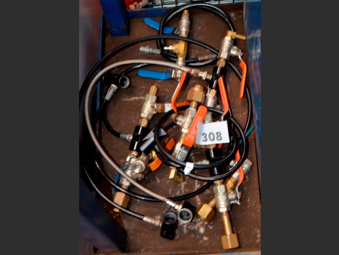 LOT: PNEUMATIC VALVES & CONNECTORS