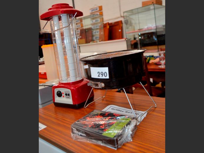 LOT: PORTABLE MINI BRAAI & A RECHARGEABLE LANTERN/RADIO [Untested]