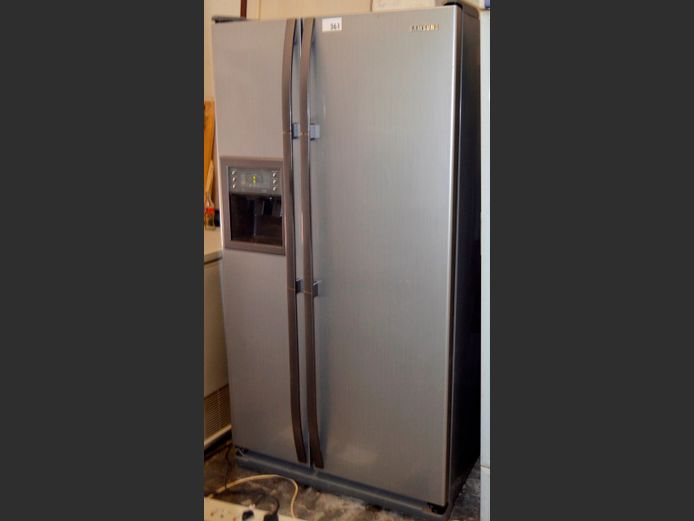 SAMSUNG GREY SIDE-BY-SIDE FRIDGE FREEZER WITH WATER & ICE DISPENSER [Getting cold]