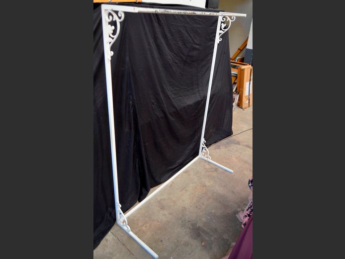 WHITE METAL CLOTHING RAIL, 155 x 55 x 199cm