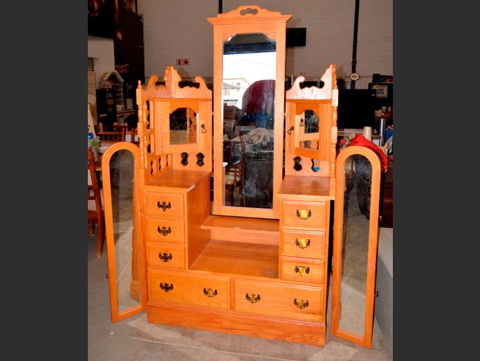 OAK 6-OVER-2 DRAWER, 2-DOOR DRESSING TABLE WITH WINGBACK MIRRORS, 115 x 50 x 203cm & STOOL, 54 x 41 x 45cm [Stool needs a seat]