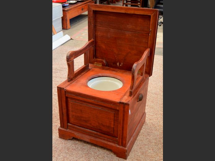 ANTIQUE COMMODE WITH PORCELAIN CHAMBER POT, 55 x 51 x 47cm