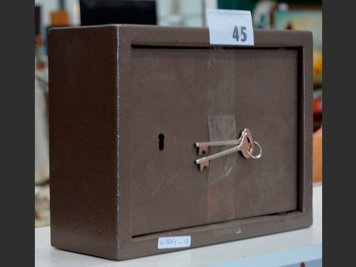 GREY METAL SAFE WITH KEYS, 30.5 x 11 x 23cm