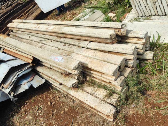 LOT PRECAST WALL SLABS AND UPRIGHTS