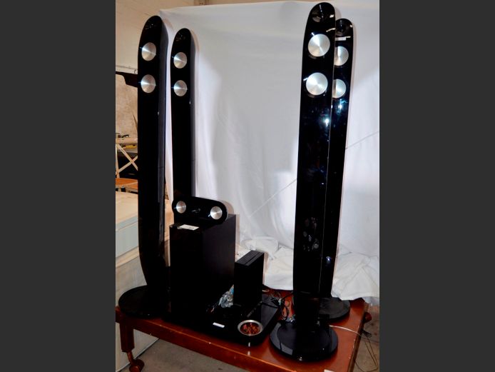 SAMSUNG BLURAY 3D PLAYER WITH BLUETOOTH RECEIVER AMP, SUBWOOFER & SPEAKERS [36,88] [Switches on, untested further]