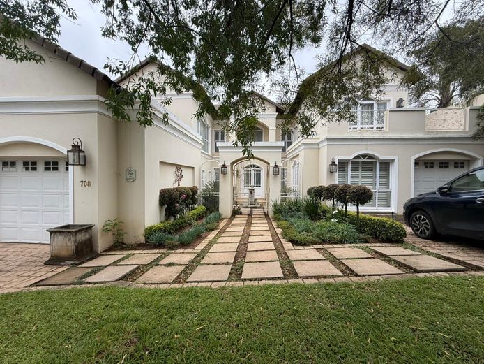 4-BEDROOM LUXURY HOME IN CEDAR LAKES ESTATE, FOURWAYS 