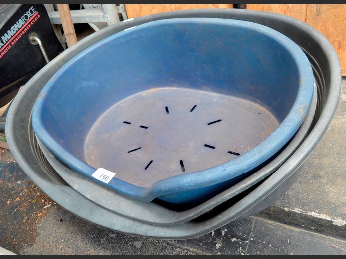 LOT: 3 x PLASTIC DOGGIE BEDS