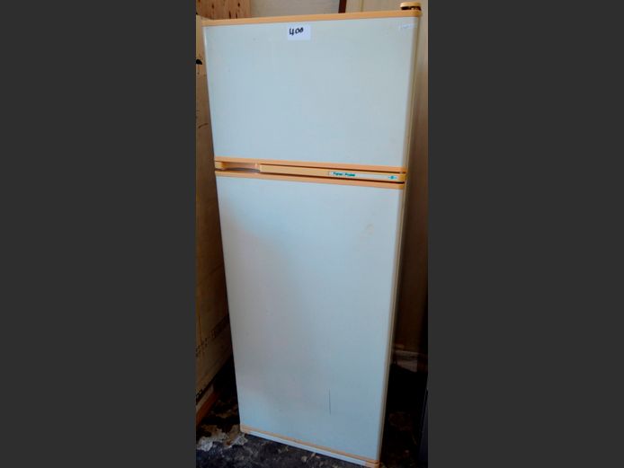 FISHER & PAYKEL FRIDGE FREEZER [Switches on, untested further]