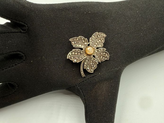 Sterling Silver Vintage flower design brooch with stones