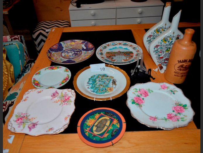 COLLECTABLE PLATES & PAIR DECANTERS [Damaged]