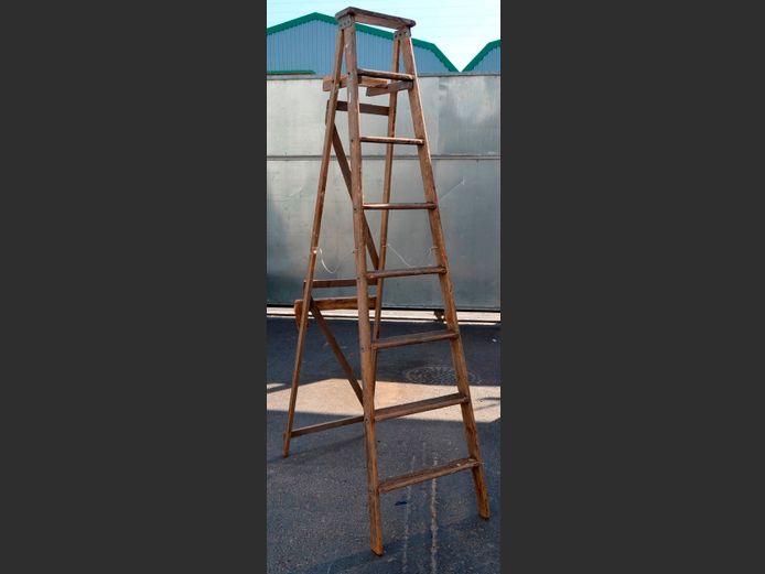 WOODEN 7-STEP LADDER