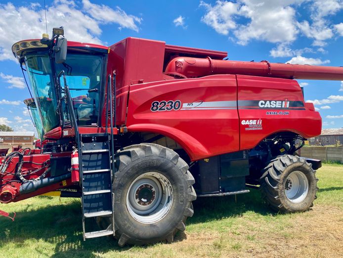 CASE IH 8230 COMBINE