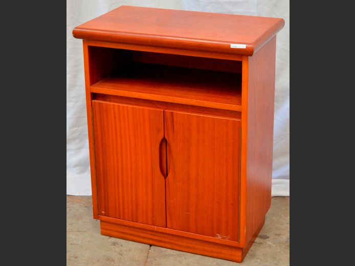 SAPELE MAHOGANY 2-DOOR BEDSIDE PEDESTAL, 60 x 35 x 76cm