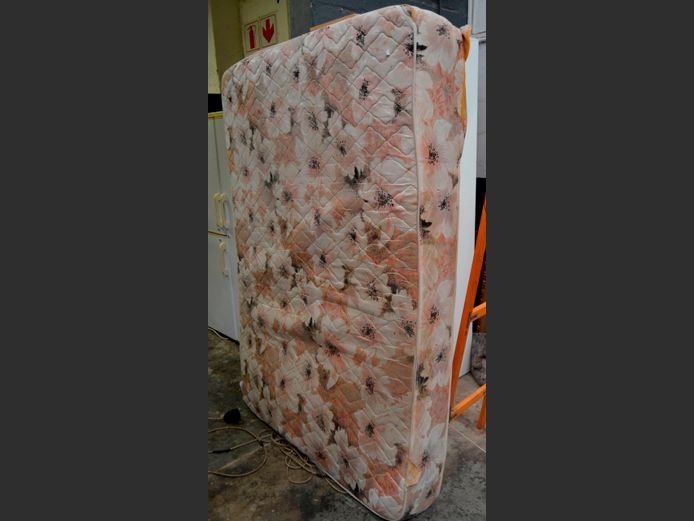 FLORAL PATTERNED DOUBLE MATTRESS [Stitching loose]