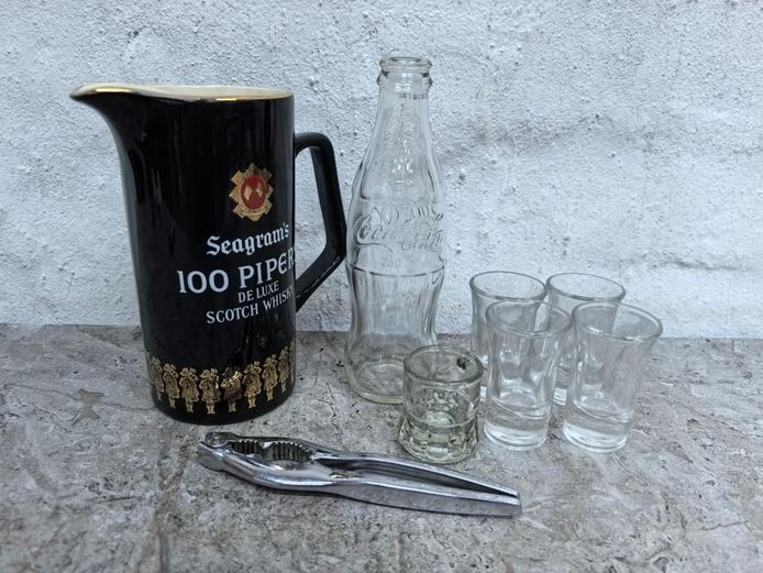 Assorted Barware Lot: Seagram's Pitcher, Glassware & Accessories