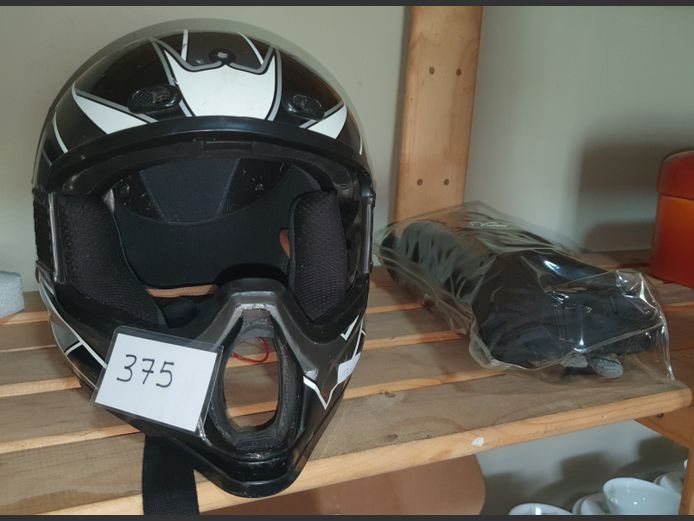 LOT: MOTORBIKE HELMET & GLOVES