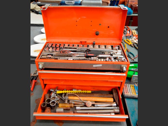 ORANGE METAL TOOLBOX WITH TOOLS, 51 x 22 x 32cm