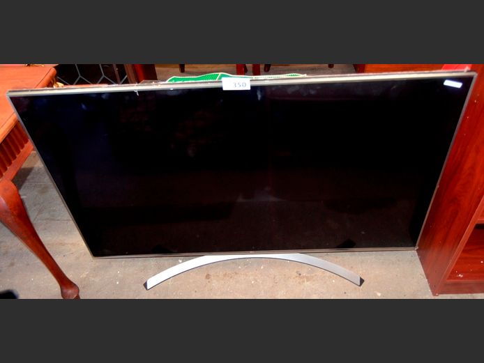 LG SMART TV [Switches on, screen cracked] ### LICENCE PLEASE ### [#: 409593823]