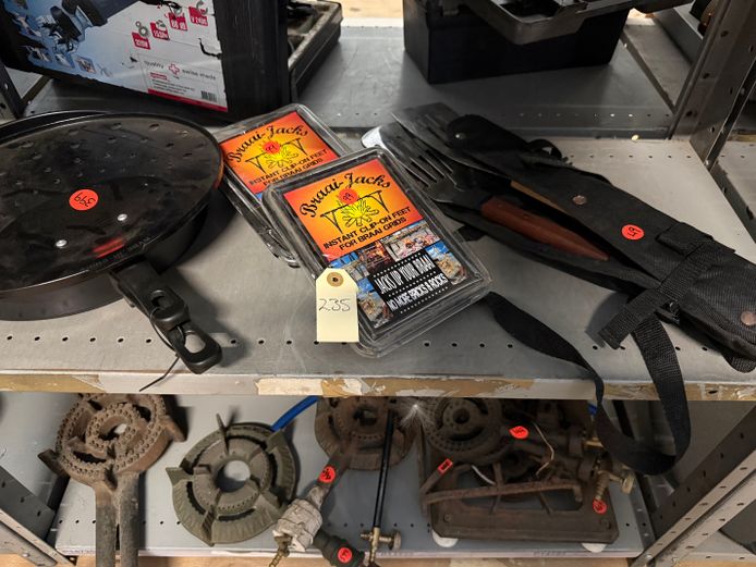 Lot with frying pan, lid, braai jacks and braai utensils