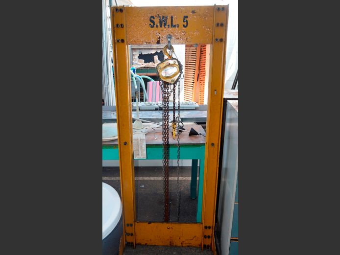 HOIST WITH 1-TON CHAIN BLOCK, 200 x 80cm