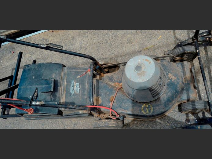 SOUTHERN CROSS ELECTRIC LAWNMOWER [Switches on, Untested further]