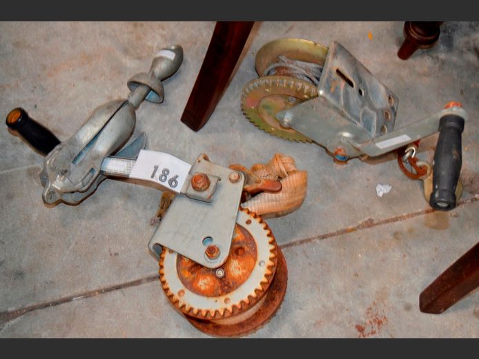 LOT: 2 x BOAT WINCHES & AN ANCHOR