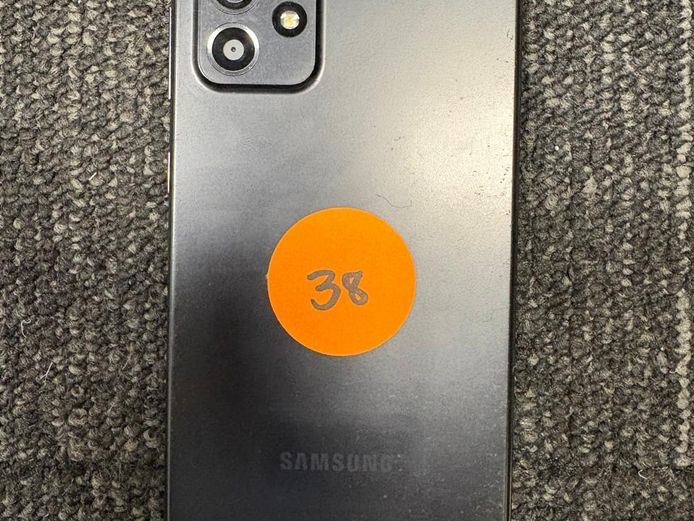 38 - Samsung Galaxy A52