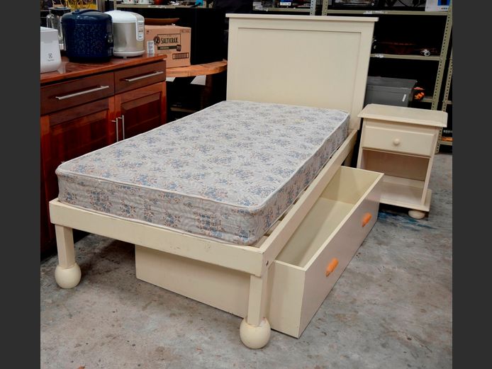 CREAM PAINTED SINGLE BED WITH MATTRESS, HEADBOARD & MATCHING PEDESTAL, 49 x 38 x 60cm